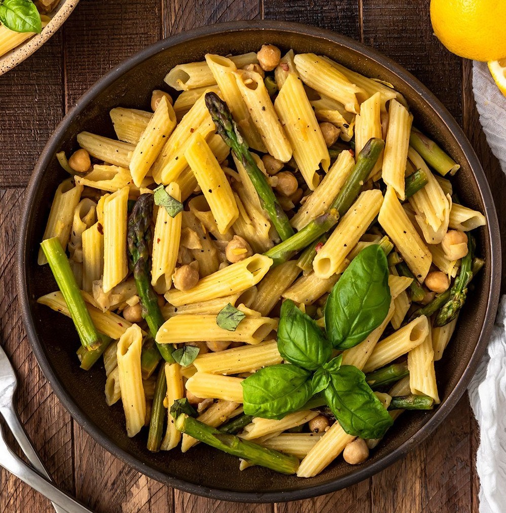 Vegānu pasta ar sparģeļiem un turku zirņiem (bez glutēna)